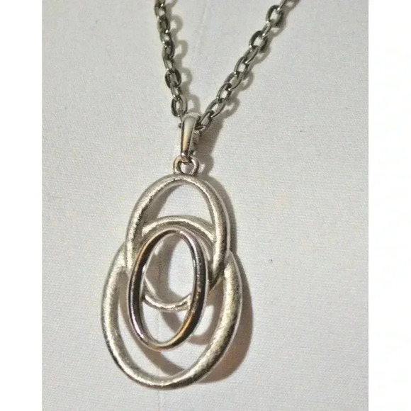 Crown TRIFARI Silver Tone Triple Loop Abstract Infinity Necklace Pendant Vintage - Picture 1 of 9